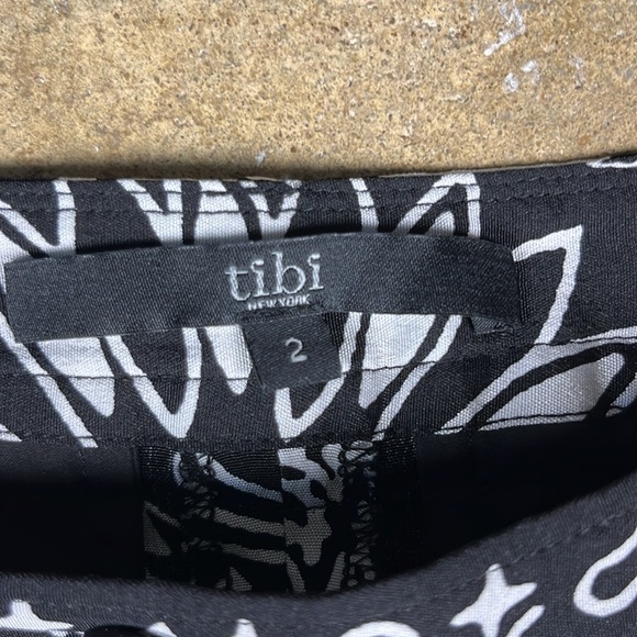 Tibi Monochrome Floral Print Pants
Size: 2 - Picture 2 of 9